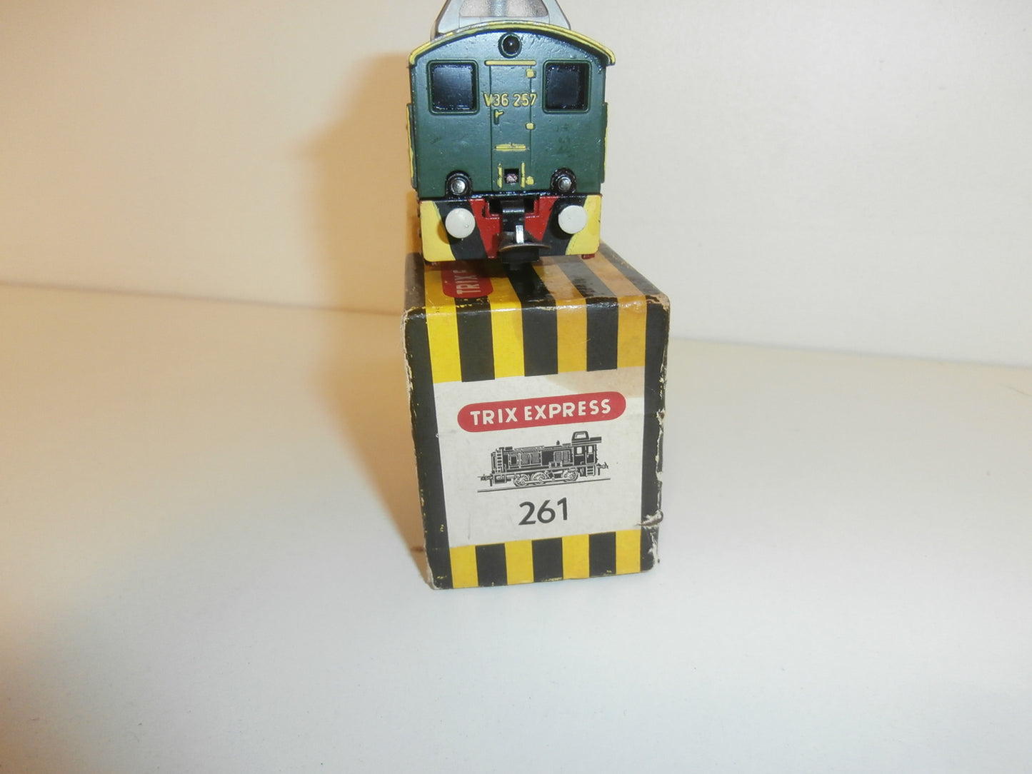 TRIX 261 LOCOMOTIVE DIESEL