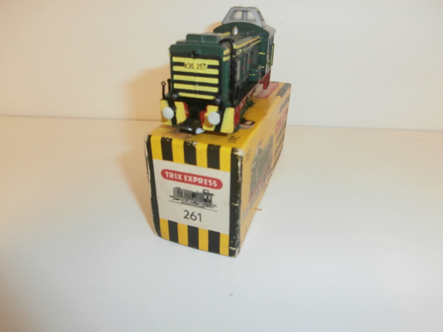 TRIX 261 LOCOMOTIVE DIESEL