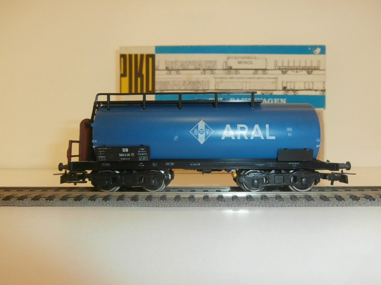 WAGON CITERNE ARAL PIKO