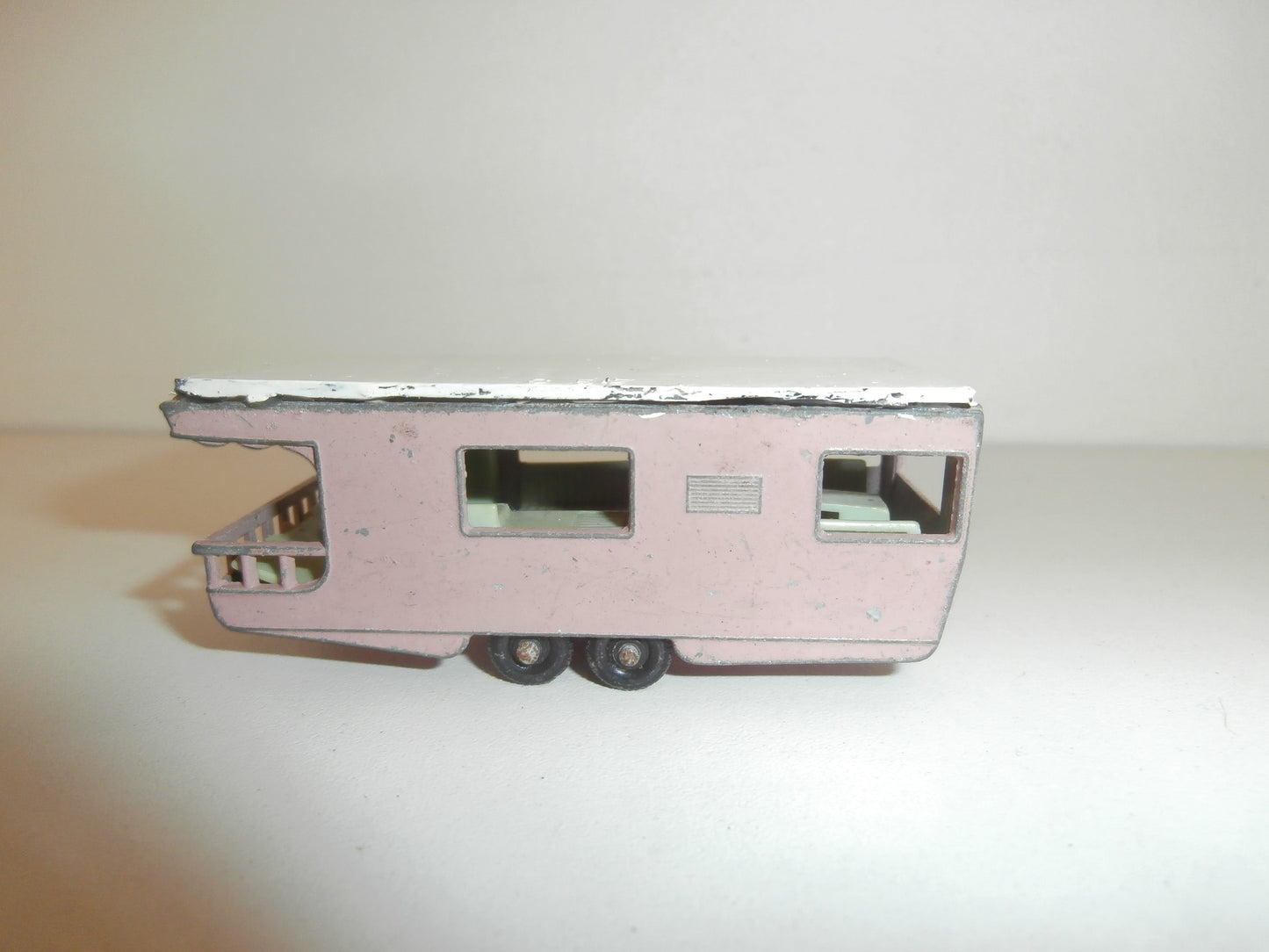 MATCHBOX  SUPERFAST  TRAILER CARAVAN N°25