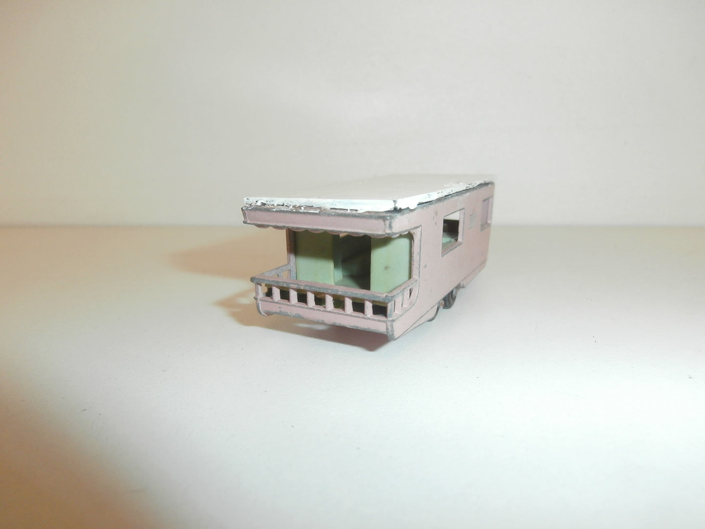 MATCHBOX  SUPERFAST  TRAILER CARAVAN N°25