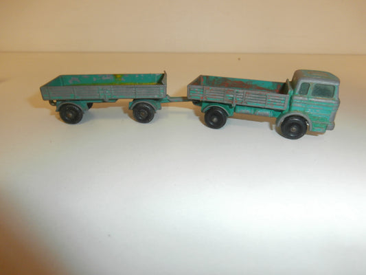 MATCHBOX  SERIE  MERCEDES TRUCK N°1 &2